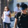 Miley Cyrus et son compagnon C. Simpson sont allés boire un café chez Alfred Coffee dans le quartier de Studio City à Los Angeles, le 17 octobre 2019