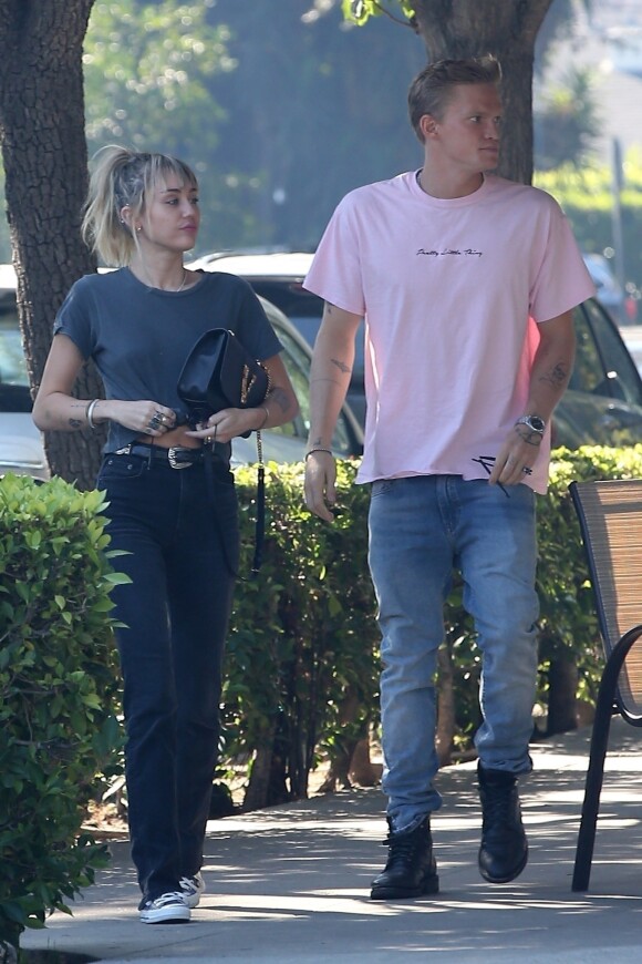 Exclusif - Miley Cyrus est allée déjeuner avec son nouveau compagnon Cody Simpson et sa mère Tish Cyrus dans un restaurant à Toluca Lake, le 12 octobre 2019.