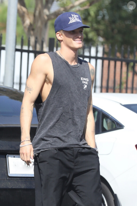 Exclusif - Cody Simpson arrive à un studio d'enregistrement après avoir rendu visite à M. Cyrus à son domicile à Los Angeles! Le 10 octobre 2019