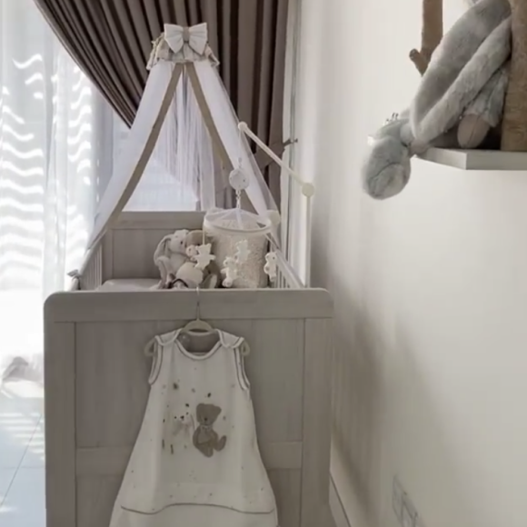Jessica Thivenin et Thibault Garcia font visiter la chambre de leur fils Maylone, le 23 octobre 2019.