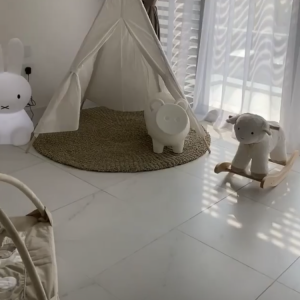 Jessica Thivenin et Thibault Garcia font visiter la chambre de leur fils Maylone, le 23 octobre 2019.