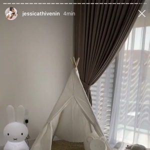 Jessica Thivenin et Thibault Garcia font visiter la chambre de leur fils Maylone, le 23 octobre 2019.