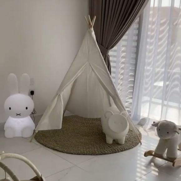 Jessica Thivenin et Thibault Garcia font visiter la chambre de leur fils Maylone, le 23 octobre 2019.