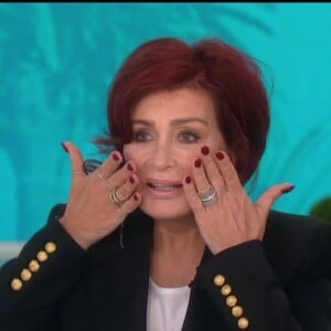 Sharon Osbourne revient sur son lifting sur le plateau de l'émission The Talk. Elle s'est fait tirer les joues, le cou... elle a subi plusieurs opérations cet été, la dernière il y a cinq semaines. Tout le monde a applaudit sa transformation sur le plateau de l'émission.