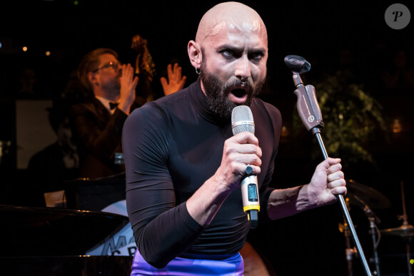 Conchita Wurst chante à la soirée Roaming Twenties à Hanovre en Allemagne. Le 1er mars 2019.