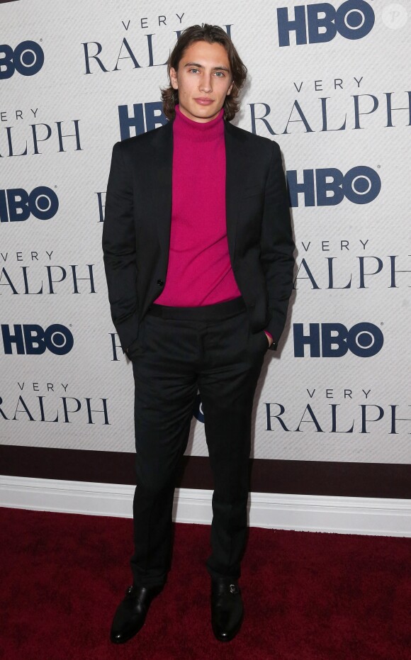 James Turlington (neveu de Christy Turlington) assiste à la projection du documentaire "Very Ralph" au Metropolitan Museum of Art. New York, le 23 octobre 2019.