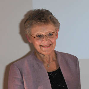 Françoise Barré-Sinoussi (présidente du Sidaction) et Line Renaud lors de la première édition de la remise du prix "Line Renaud - Loulou Gasté", pour la recherche médicale, à la Maison de la Recherche à Paris. Le 25 octobre 2019 © Coadic Guirec / Bestimage