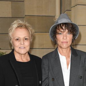 Muriel Robin et sa compagne Anne Le Nen lors de la première édition de la remise du prix "Line Renaud - Loulou Gasté", pour la recherche médicale, à la Maison de la Recherche à Paris. Le 25 octobre 2019 © Coadic Guirec / Bestimage