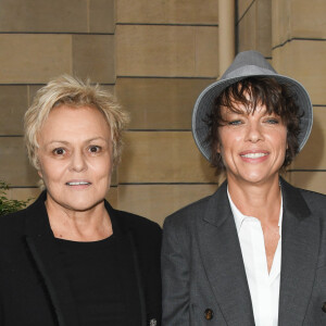 Muriel Robin et sa compagne Anne Le Nen lors de la première édition de la remise du prix "Line Renaud - Loulou Gasté", pour la recherche médicale, à la Maison de la Recherche à Paris. Le 25 octobre 2019 © Coadic Guirec / Bestimage