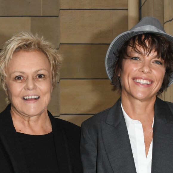 Muriel Robin et sa compagne Anne Le Nen lors de la première édition de la remise du prix "Line Renaud - Loulou Gasté", pour la recherche médicale, à la Maison de la Recherche à Paris. Le 25 octobre 2019 © Coadic Guirec / Bestimage