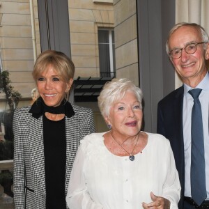 Brigitte Macron, Line Renaud et Denis Duverne lors de la première édition de la remise du prix "Line Renaud - Loulou Gasté", pour la recherche médicale, à la Maison de la Recherche à Paris. Le 25 octobre 2019 © Coadic Guirec / Bestimage