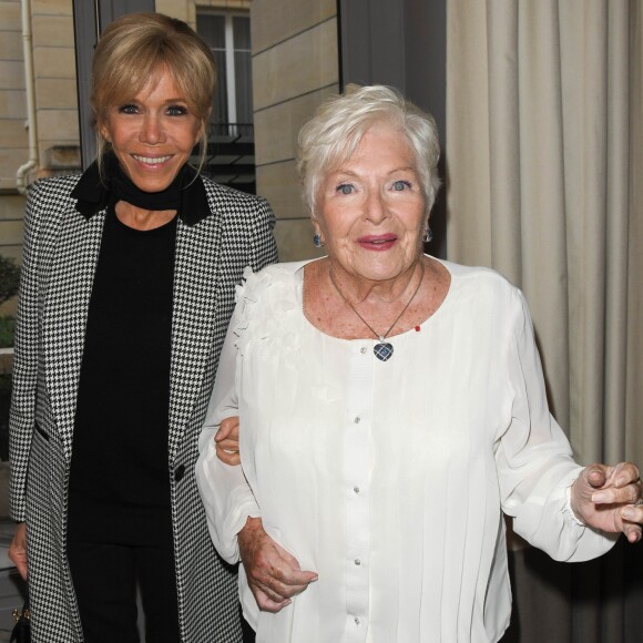 Brigitte Macron avec Line Renaud lors de la première édition de la remise du prix "Line Renaud - Loulou Gasté", pour la recherche médicale, à la Maison de la Recherche à Paris. Le 25 octobre 2019 © Coadic Guirec / Bestimage