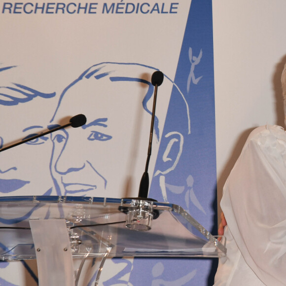 Line Renaud avec le professeur Guillaume Canaud lors de la première édition de la remise du prix "Line Renaud - Loulou Gasté", pour la recherche médicale, à la Maison de la Recherche à Paris. Le 25 octobre 2019 © Coadic Guirec / Bestimage