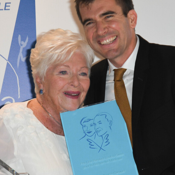 Line Renaud avec le professeur Guillaume Canaud lors de la première édition de la remise du prix "Line Renaud - Loulou Gasté", pour la recherche médicale, à la Maison de la Recherche à Paris. Le 25 octobre 2019 © Coadic Guirec / Bestimage