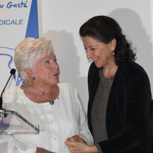 Line Renaud et la ministre de la Santé Agnès Buzyn lors de la première édition de la remise du prix "Line Renaud - Loulou Gasté", pour la recherche médicale, à la Maison de la Recherche à Paris. Le 25 octobre 2019 © Coadic Guirec / Bestimage