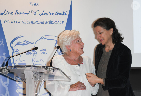 Line Renaud et la ministre de la Santé Agnès Buzyn lors de la première édition de la remise du prix "Line Renaud - Loulou Gasté", pour la recherche médicale, à la Maison de la Recherche à Paris. Le 25 octobre 2019 © Coadic Guirec / Bestimage