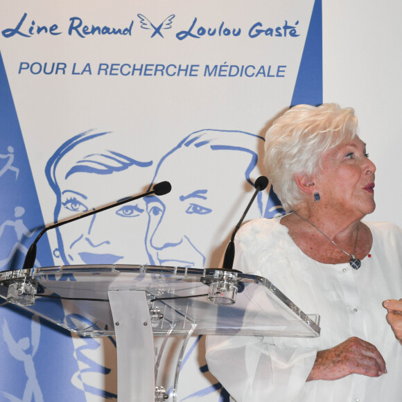 Line Renaud et la ministre de la Santé Agnès Buzyn lors de la première édition de la remise du prix "Line Renaud - Loulou Gasté", pour la recherche médicale, à la Maison de la Recherche à Paris. Le 25 octobre 2019 © Coadic Guirec / Bestimage