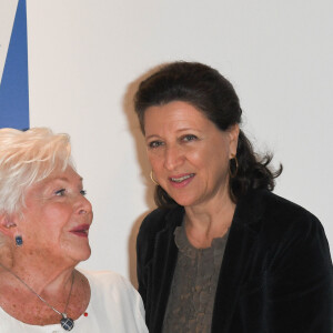 Line Renaud et la ministre de la Santé Agnès Buzyn lors de la première édition de la remise du prix "Line Renaud - Loulou Gasté", pour la recherche médicale, à la Maison de la Recherche à Paris. Le 25 octobre 2019 © Coadic Guirec / Bestimage