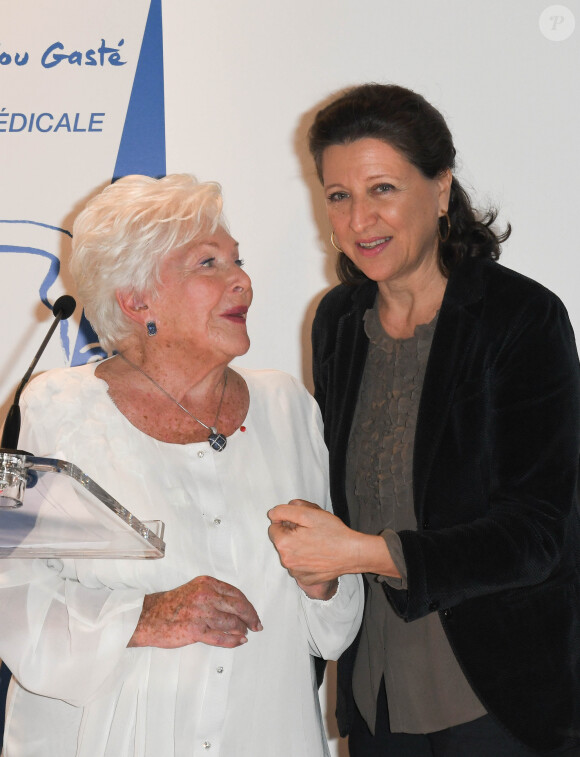 Line Renaud et la ministre de la Santé Agnès Buzyn lors de la première édition de la remise du prix "Line Renaud - Loulou Gasté", pour la recherche médicale, à la Maison de la Recherche à Paris. Le 25 octobre 2019 © Coadic Guirec / Bestimage