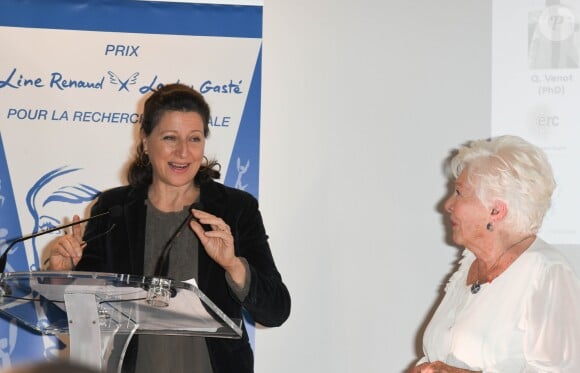 Line Renaud et la ministre de la Santé Agnès Buzyn lors de la première édition de la remise du prix "Line Renaud - Loulou Gasté", pour la recherche médicale, à la Maison de la Recherche à Paris. Le 25 octobre 2019 © Coadic Guirec / Bestimage
