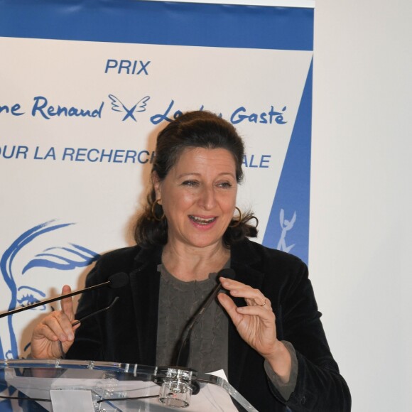 Line Renaud et la ministre de la Santé Agnès Buzyn lors de la première édition de la remise du prix "Line Renaud - Loulou Gasté", pour la recherche médicale, à la Maison de la Recherche à Paris. Le 25 octobre 2019 © Coadic Guirec / Bestimage