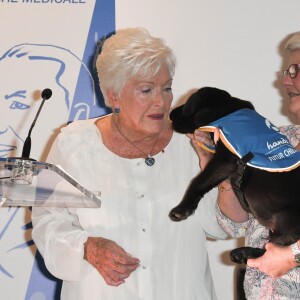 Line Renaud fait connaissance avec "Paris", un chiot d'Handi'Chiens, association qui a reçu un don de 15 000 euros, lors de la première édition de la remise du prix "Line Renaud - Loulou Gasté", pour la recherche médicale, à la Maison de la Recherche à Paris. Le 25 octobre 2019 © Coadic Guirec / Bestimage