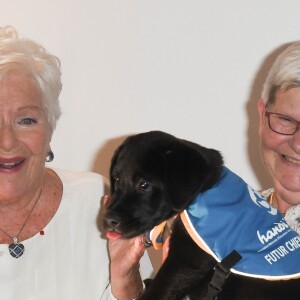 Line Renaud fait connaissance avec "Paris", un chiot d'Handi'Chiens, association qui a reçu un don de 15 000 euros, lors de la première édition de la remise du prix "Line Renaud - Loulou Gasté", pour la recherche médicale, à la Maison de la Recherche à Paris. Le 25 octobre 2019 © Coadic Guirec / Bestimage