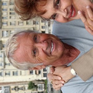 Pascale Roberts avec Yves Rénier le 20 septembre 2011 à Paris lors d'un tournage de Plus belle la vie.