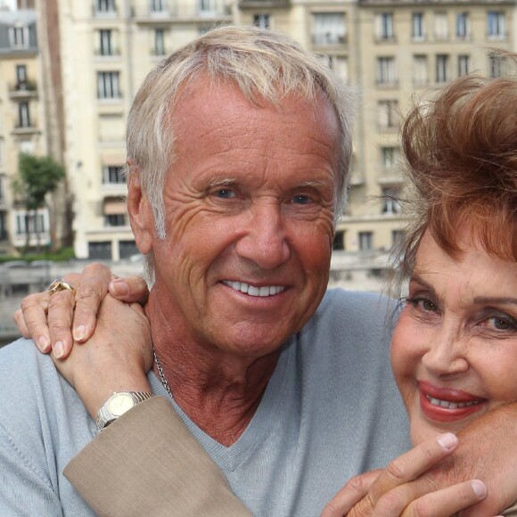 Pascale Roberts avec Yves Rénier le 20 septembre 2011 à Paris lors d'un tournage de Plus belle la vie.