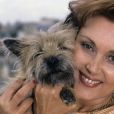  Pascale Roberts chez elle avec son chien à Paris en 1987. © Michel Ristroph via Bestimage  