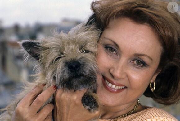 Pascale Roberts chez elle avec son chien à Paris en 1987. © Michel Ristroph via Bestimage 