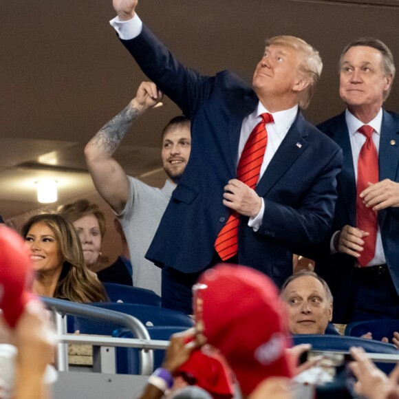 Le Président des Etats-Unis Donald Trump et sa femme la Première Dame Melania Trump se sont fait huer par la foule au match de baseball des World Series au Nationals Park à Washington, le 27 octobre 2019.