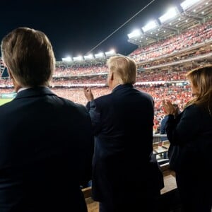 Le Président des Etats-Unis Donald Trump et sa femme la Première Dame Melania Trump se sont fait huer par la foule au match de baseball des World Series au Nationals Park à Washington, le 27 octobre 2019.