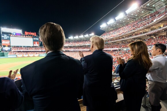 Le Président des Etats-Unis Donald Trump et sa femme la Première Dame Melania Trump se sont fait huer par la foule au match de baseball des World Series au Nationals Park à Washington, le 27 octobre 2019.