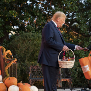 Le Président des Etats-Unis Donald Trump et sa femme Melania Trump donnent des bonbons aux enfants pour Halloween à la Maison Blanche à Washington, le 28 octobre 2019.