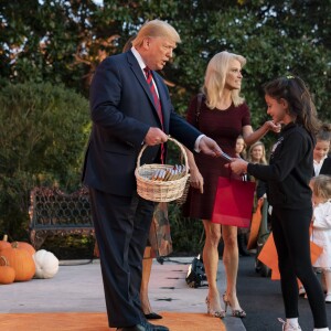 Le Président des Etats-Unis Donald Trump et sa femme Melania Trump donnent des bonbons aux enfants pour Halloween à la Maison Blanche à Washington, le 28 octobre 2019.