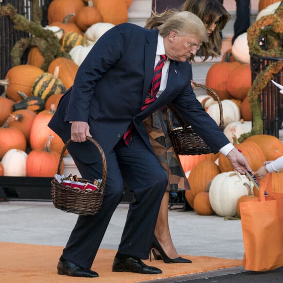 Donald Trump et sa femme Melania Trump offrent des bonbons aux enfants pour Halloween à la Maison Blanche à Washington, le 28 octobre 2019.