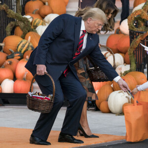 Donald Trump et sa femme Melania Trump offrent des bonbons aux enfants pour Halloween à la Maison Blanche à Washington, le 28 octobre 2019.