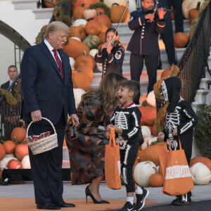 Donald Trump et sa femme Melania Trump offrent des bonbons aux enfants pour Halloween à la Maison Blanche à Washington, le 28 octobre 2019.