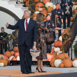 Donald Trump et sa femme Melania Trump offrent des bonbons aux enfants pour Halloween à la Maison Blanche à Washington, le 28 octobre 2019.