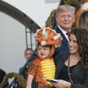 Donald Trump et sa femme Melania Trump offrent des bonbons aux enfants pour Halloween à la Maison Blanche à Washington, le 28 octobre 2019.