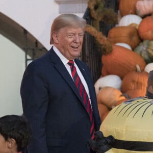 Donald Trump et sa femme Melania Trump offrent des bonbons aux enfants pour Halloween à la Maison Blanche à Washington, le 28 octobre 2019.