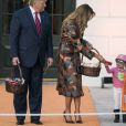 Donald Trump et sa femme Melania Trump offrent des bonbons aux enfants pour Halloween à la Maison Blanche à Washington, le 28 octobre 2019.
