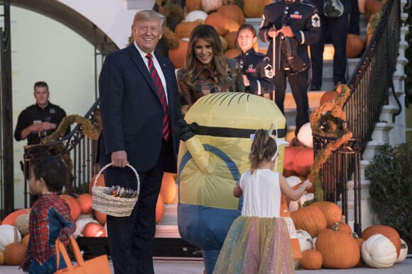 Donald Trump et sa femme Melania Trump offrent des bonbons aux enfants pour Halloween à la Maison Blanche à Washington, le 28 octobre 2019.