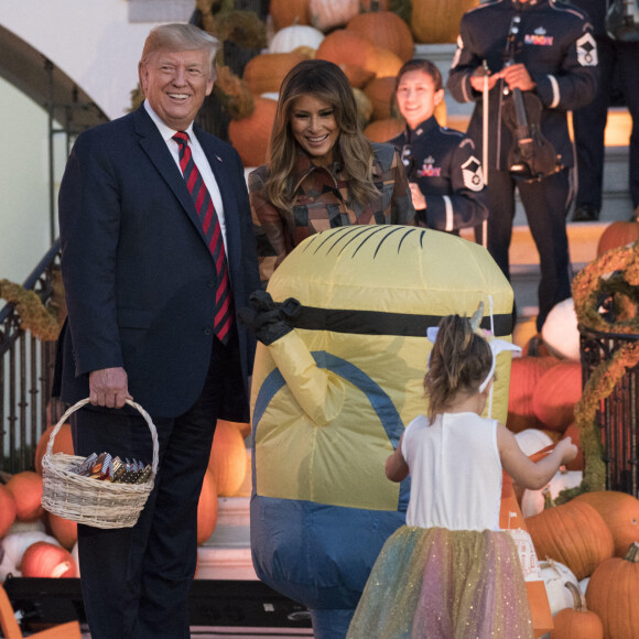 Donald Trump et sa femme Melania Trump offrent des bonbons aux enfants pour Halloween à la Maison Blanche à Washington, le 28 octobre 2019.