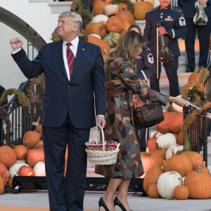 Donald Trump et sa femme Melania Trump offrent des bonbons aux enfants pour Halloween à la Maison Blanche à Washington, le 28 octobre 2019.