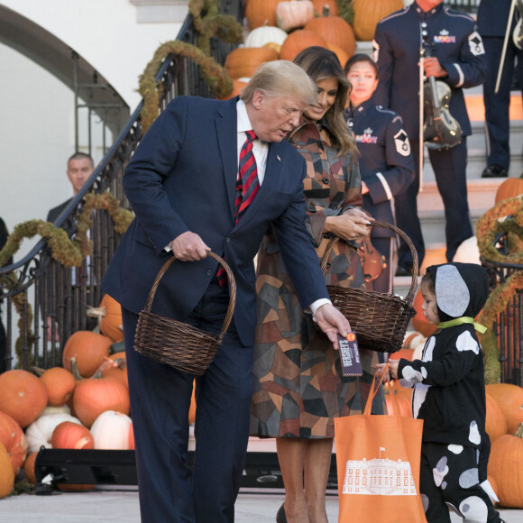 Donald Trump et sa femme Melania Trump offrent des bonbons aux enfants pour Halloween à la Maison Blanche à Washington, le 28 octobre 2019.