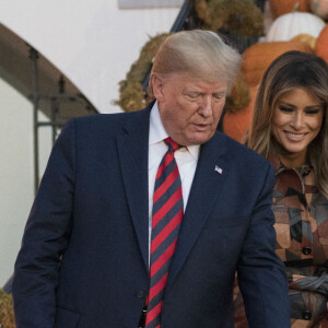 Donald Trump et sa femme Melania Trump offrent des bonbons aux enfants pour Halloween à la Maison Blanche à Washington, le 28 octobre 2019.