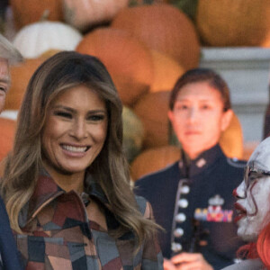 Donald Trump et sa femme Melania Trump offrent des bonbons aux enfants pour Halloween à la Maison Blanche à Washington, le 28 octobre 2019.