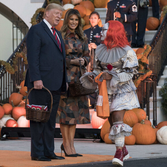 Donald Trump et sa femme Melania Trump offrent des bonbons aux enfants pour Halloween à la Maison Blanche à Washington, le 28 octobre 2019.